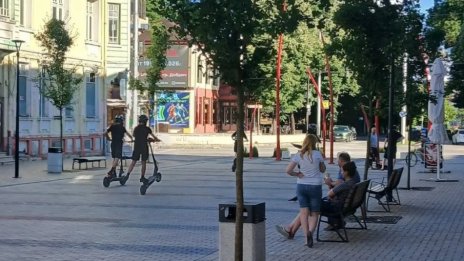 Тротинеткаджии превърнаха в писта центъра на Добрич (СНИМКИ)