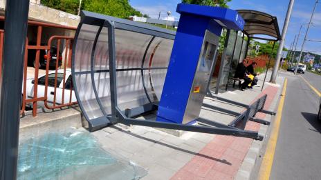 Тролей събори спирка пред КАТ - Варна