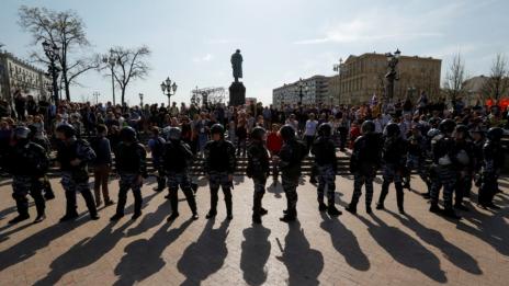 Протести и полицейско насилие хвърлят сянка върху днешните избори в Русия