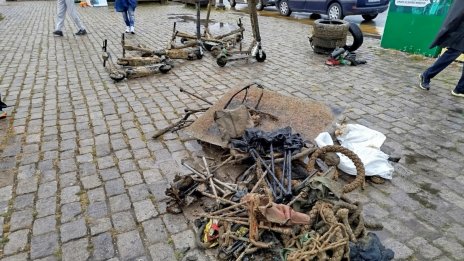 Kамари с боклуци изкараха водолази от морето пред Морска гара - Варна (СНИМКИ)