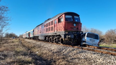 Влак удари кола на жп прелез в Добричко