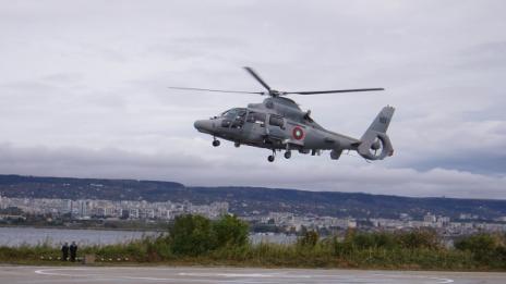 Вертолет на ВМС ще спасява "бедстващи" хора в морето край Варна