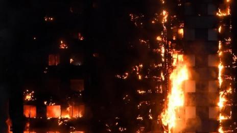 Двама българи потърсили помощ заради блока факла в Лондон