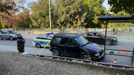 Джип се блъсна в спирка в "Аспарухово"