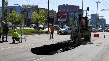 Огромна дупка зейна на пътно платно в София