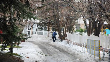 Мъж почина, след като падна на заледена пешеходна пътека