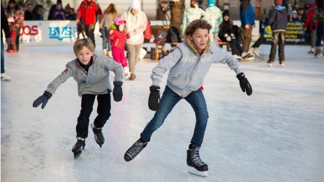 Община Варна учи деца на кънки и хокей на лед 