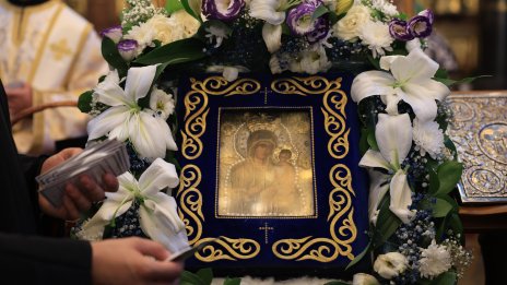 Хиляди се поклониха пред Хавайската мироточива икона на Богородица във Варна