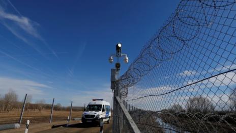 Унгария пусна ток по оградата срещу нелегалните мигранти