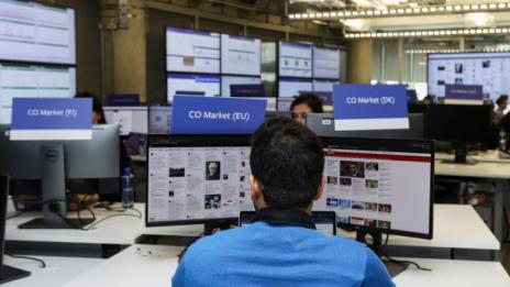 Facebook изтри профилите на популярни крайнодесни личности  