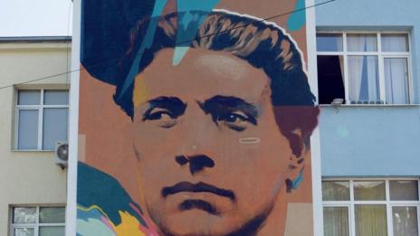 Родители от Варна търсят пари за портрет на Дякона, искат го на фасадата на школото на децата си