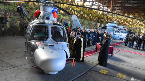 Авиобаза „Чайка“ получи новия вертолет „Dauphin” (СНИМКИ)