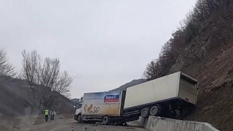 Тир се качи на подпорна стена
