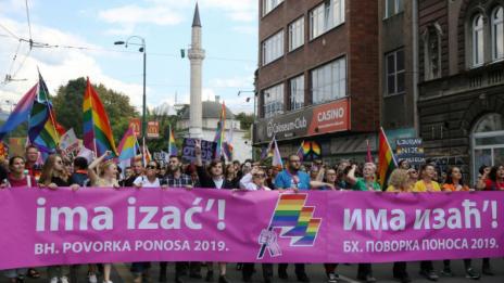 1000 полицаи охраняваха първия гей парад в Босна