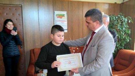 Ученик намери портмоне с много пари и документи и ги предаде на собственика