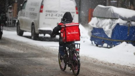 Майка с дете, разнася храна с велосипед във Варна