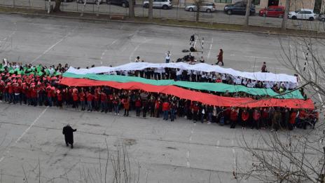 Българското знаме от хора направиха варненските ученици от ГПЧЕ "Йоан Екзарх"