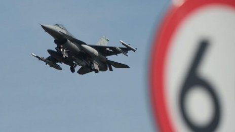 Пандемията забавила програмата по производството на F-16 за България