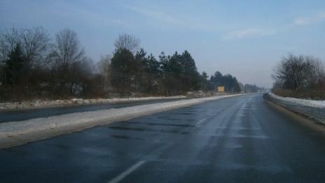 Пътищата са мокри и заскрежени