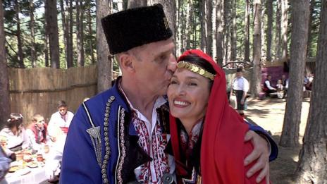 В Жеравна, в носия: Бен Крос взе българска булка!