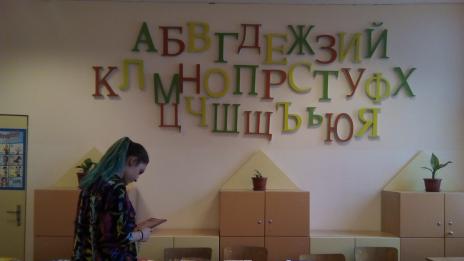 Младежи продават благотворително употребявани учебници във Варна