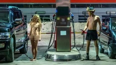 Моделка се съблече в подкрепа на руските превозвачи