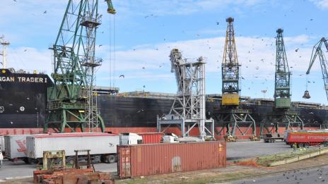 Товарен кораб гигант с дължина 236 метра посрещна порт  „Варна“