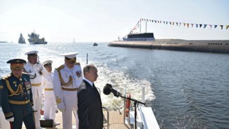 Далеч от безредиците в Москва: Путин на военноморски парад