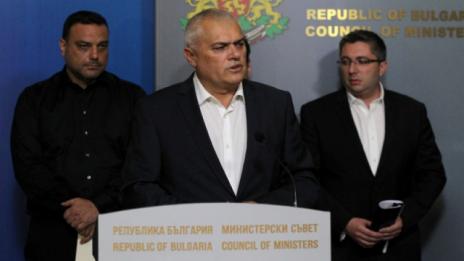 Депутатите гласуват оставките и назначенията на трима министри