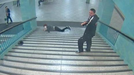  Арестуваха мъжа, ударил непознат в берлинското метро. Руснак е