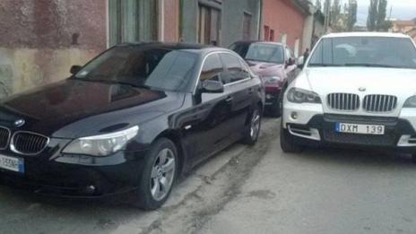 Върволица лимузини – изложение или ромска сватба?