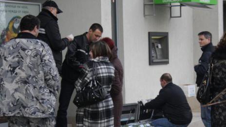 Разбиха и обраха банков клон в Летница