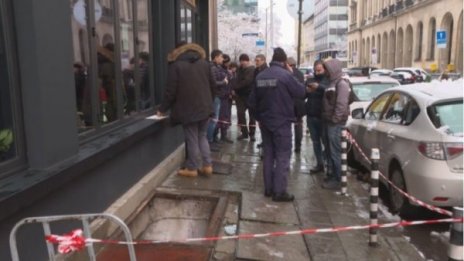 Бременна пропадна в шахта в центъра на София