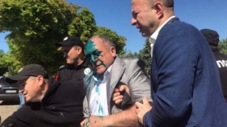 В болница е представител на българската общност в Украйна, бит от националисти