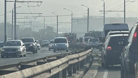 Автобус се запали на Аспарухов мост, образува се тапа