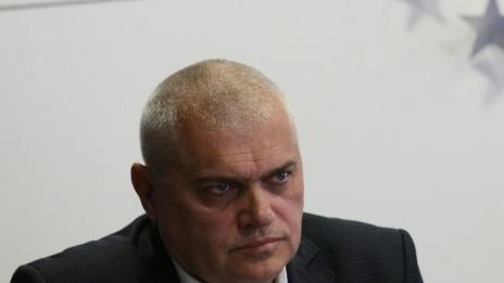 Министър Радев за избягалия затворник: Гоним го