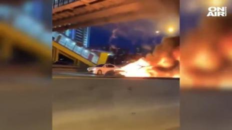Eлектрически автомобил се запали на път в Москва, двама души пострадаха