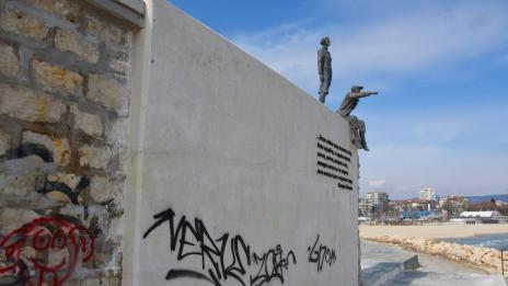 Вандали надраскаха пластиката на Вълнолома