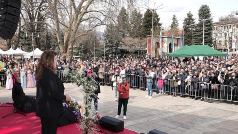 Йотова: Наш дълг е да завещаем на младите мир и възможност да развиват талантите си