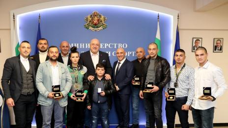 Кралев награди медалистите от Световното по кикбокс