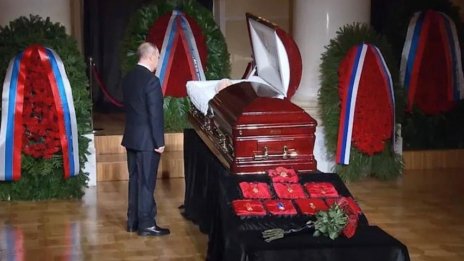 Путин положи цветя на ковчега на Жириновски
