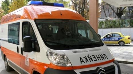 Две братчета ранени след удар на кола в билборд