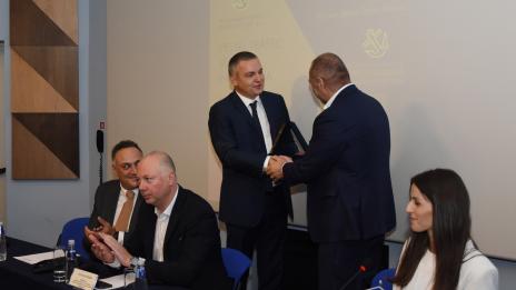 Награда на кмета за ДППИ по случай 20 години ръководство на корабен трафик в България