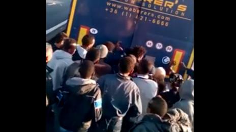 Петима нелегални мигранти бяха заловени в Сърбия, укрити в български камион