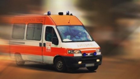 Млад шофьор блъсна две момичета на автобусна спирка
