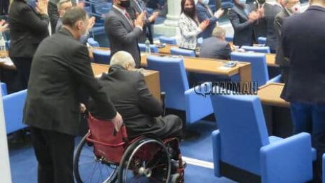 Резил: Новият депутат от ГЕРБ не можа да стигне до трибуната на НС за клетва