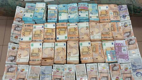 Митничари засякоха недекларирана валута за близо 200 000 лв.