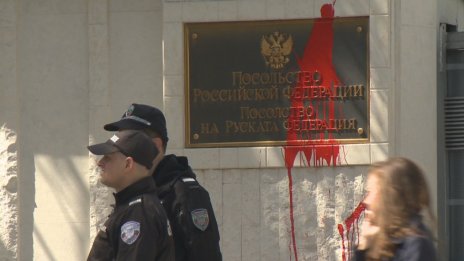 Хаджигенов и Бабикян заляха с червена боя табелата на посолството на Русия
