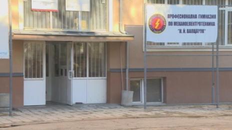Задържаха младежите, нахлули с бухалки в Механотехникума в София