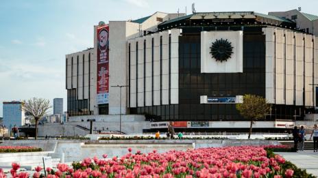 НДК съкращава 30% от персонала си
